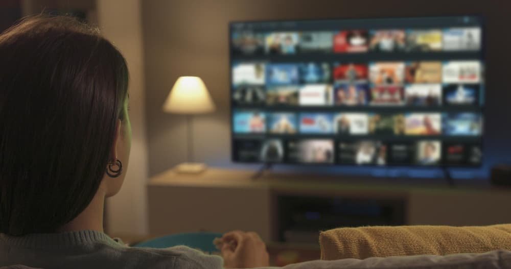 Jeune femme regardant une vidéo