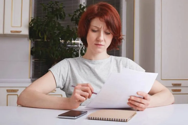 Portrait de femme aux cheveux rouges