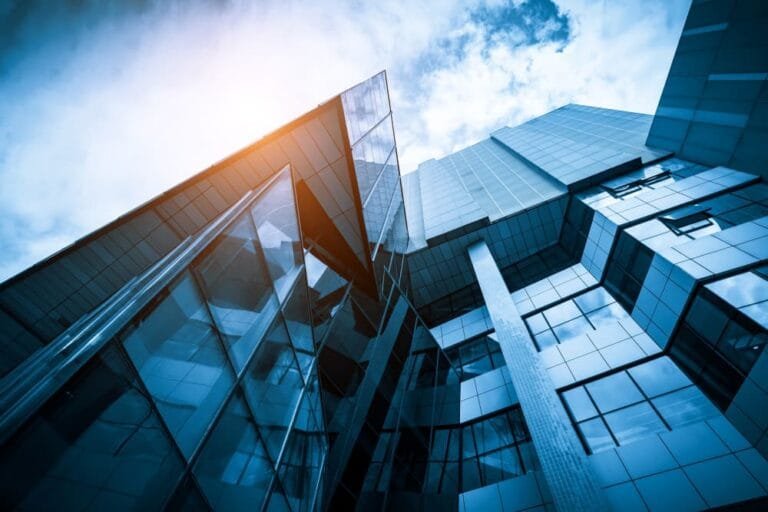 Regardant en haut immeuble de bureaux