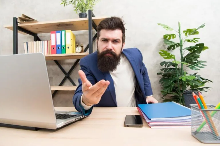 Un recruteur barbu