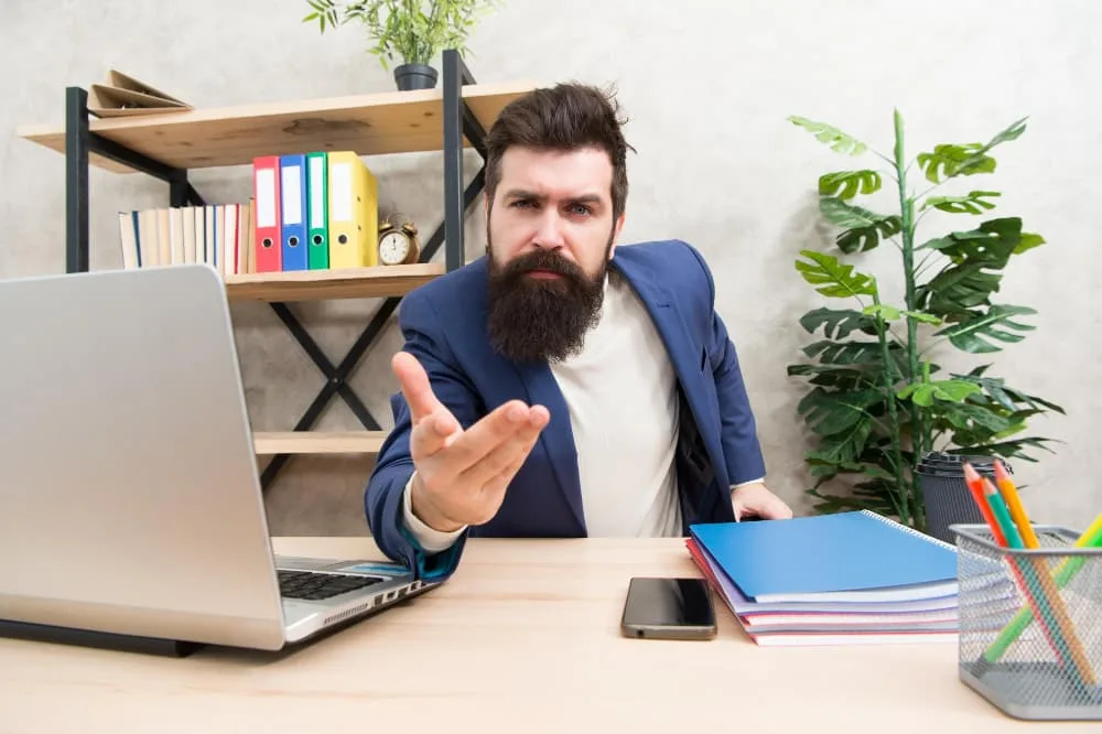 Un recruteur barbu