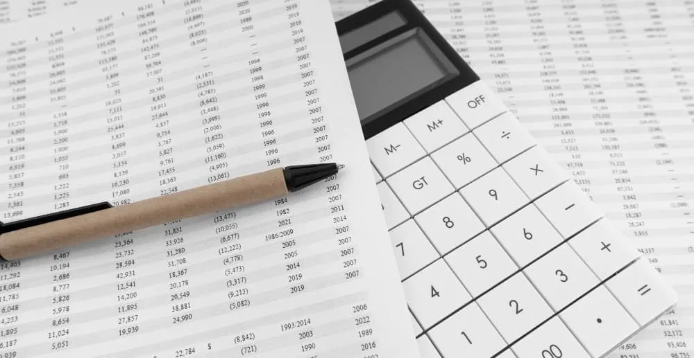 Calculatrice avec stylo sur état financier