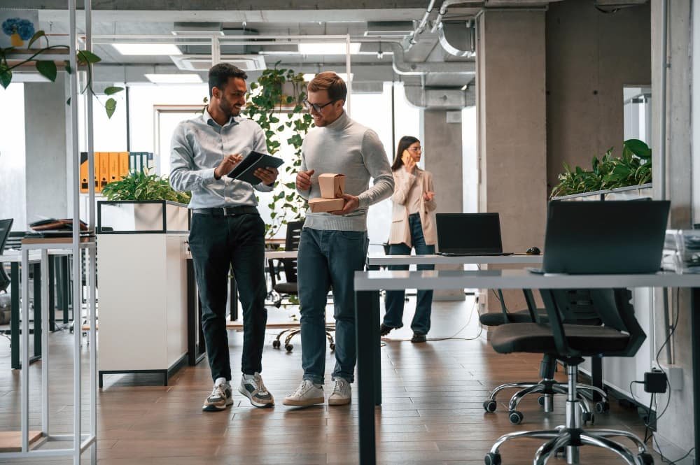 Des hommes et des femmes travaillent ensemble