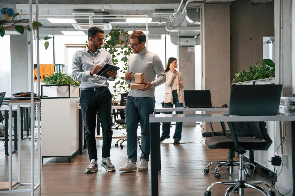 Des hommes et des femmes travaillent ensemble