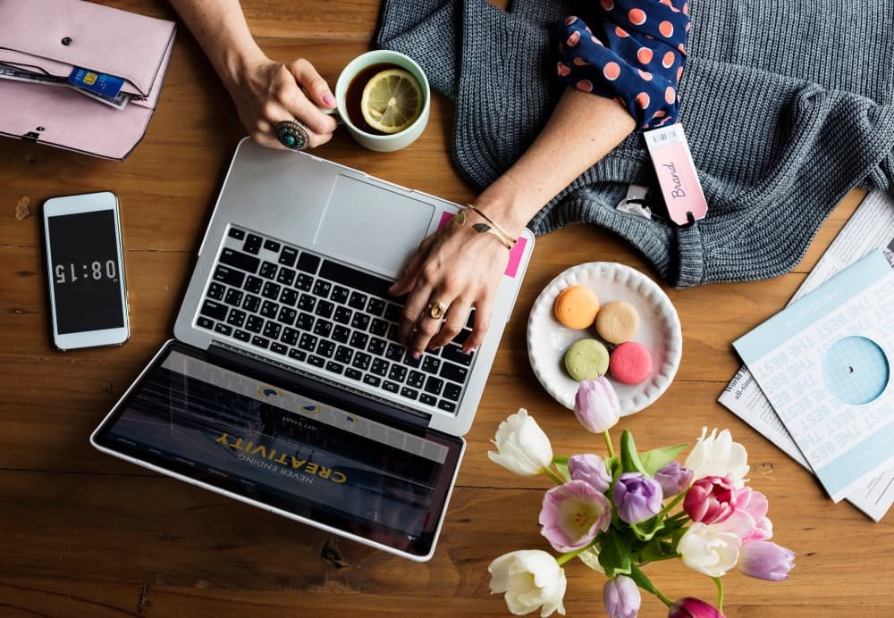 Femme utilisant un ordinateur portable