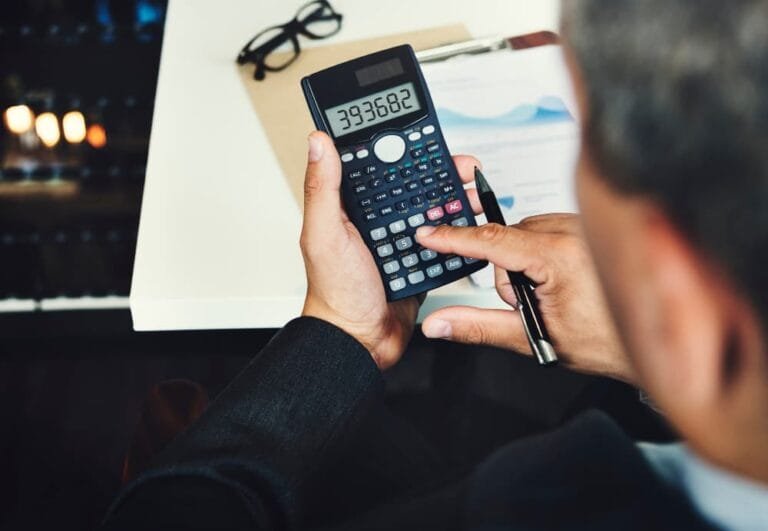 Homme avec calculatrice