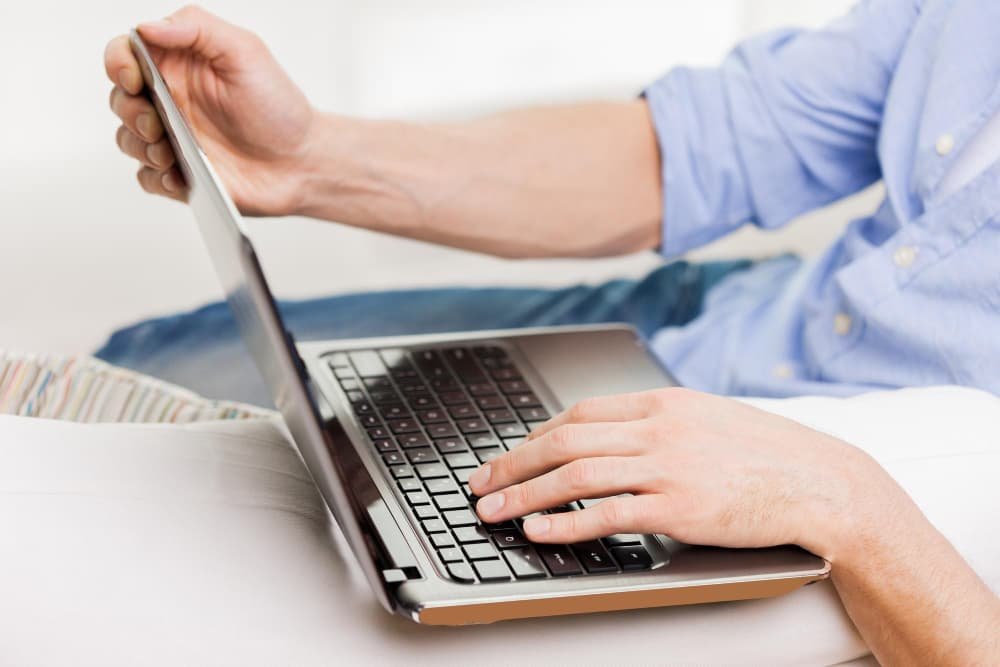 Homme travaille sur son notebook