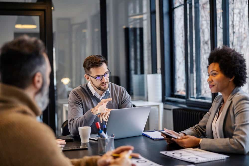 Un directeur avec un ordinateur portable