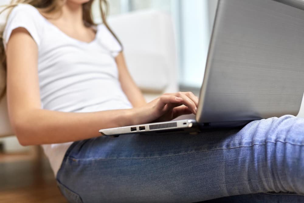 Une étudiante adolescente avec un ordinateur portable