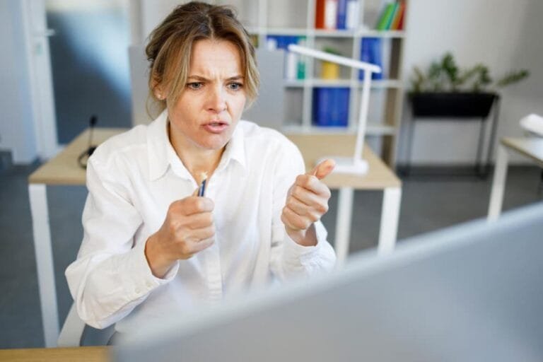 Une femme en colère devant son ordinateur