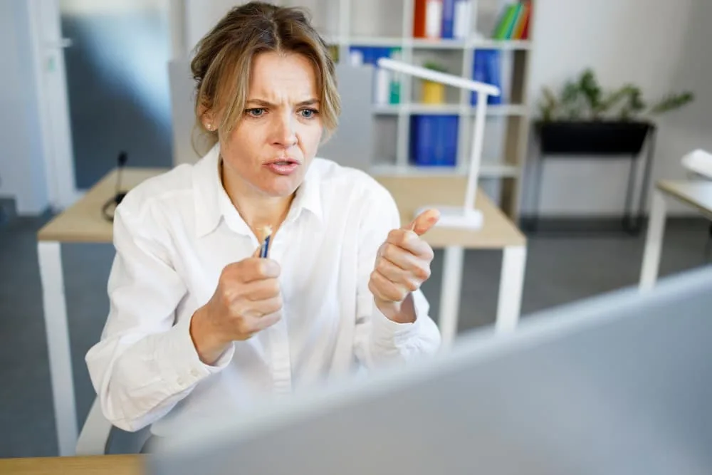 Une femme en colère devant son ordinateur