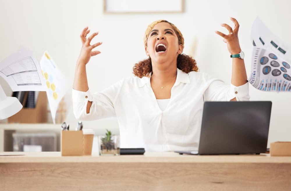 Une femme stressée et mécontente