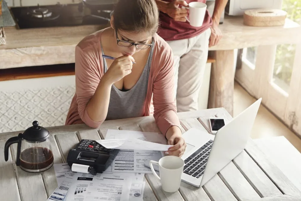 Femme qui gère son budget