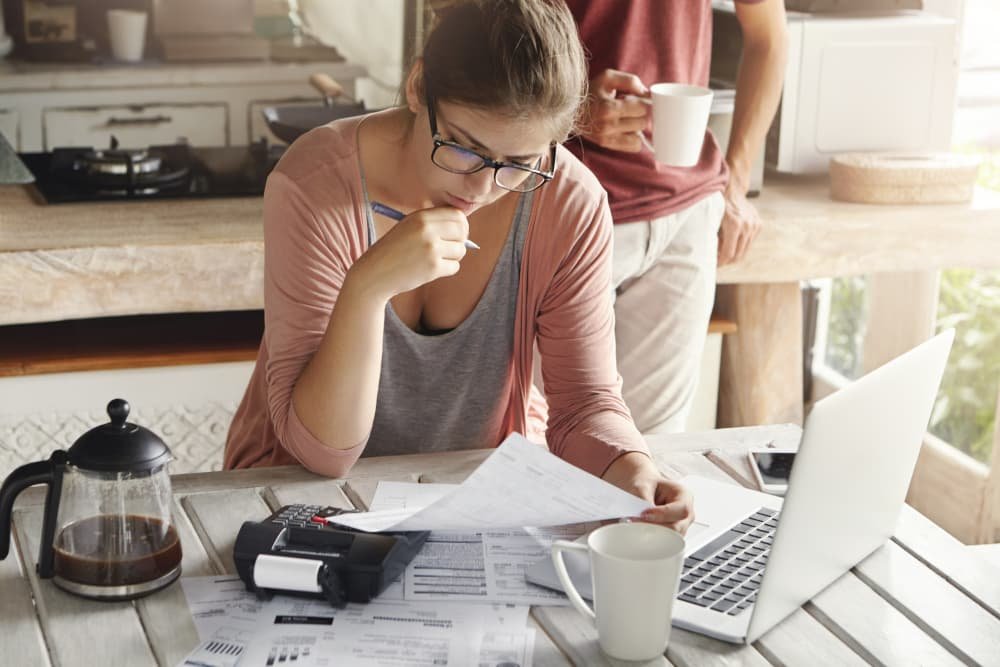 Femme réflechit a son pret