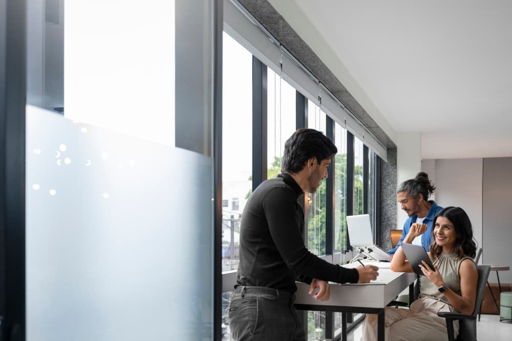 Les salariés entreprise qui discutent