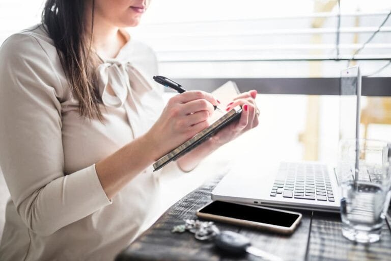 Femme écrit sur le journal