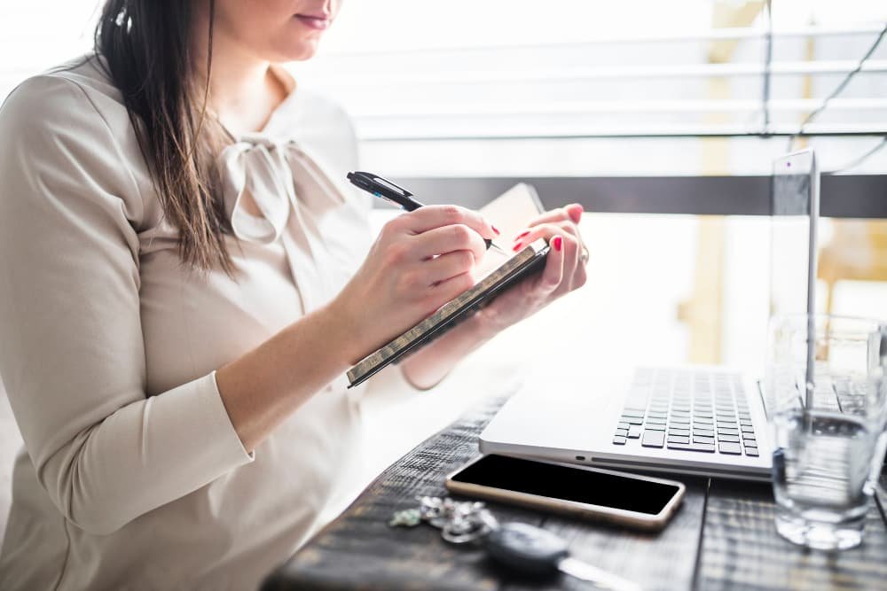 Femme écrit sur le journal
