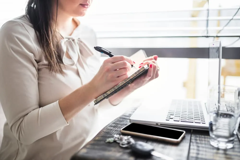 Femme écrit sur le journal