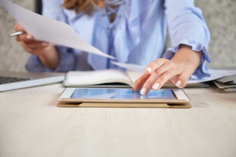 Femme travaillant avec tablette