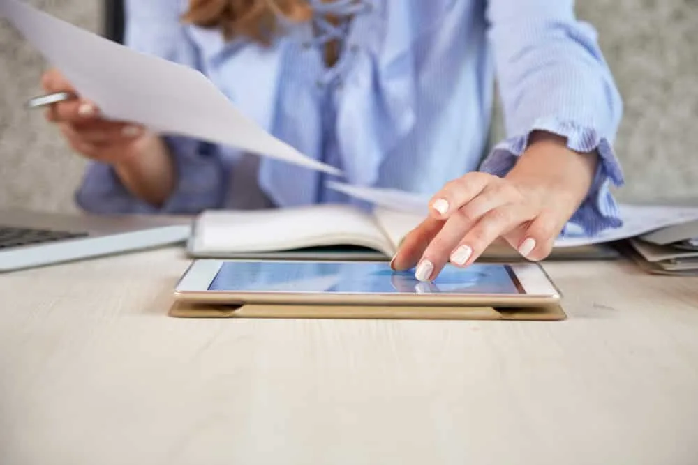 Femme travaillant avec tablette