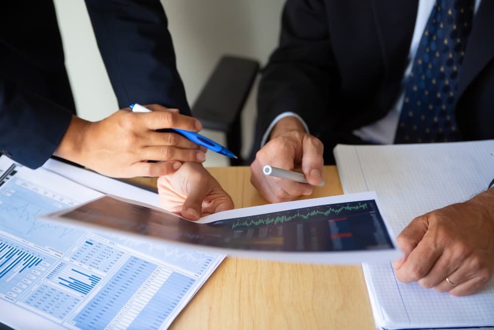 Investisseur et courtier discutant de la stratégie commerciale