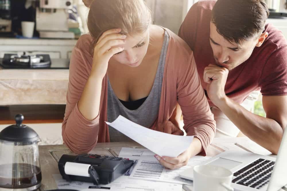 Jeune couple calculant leur budget intérieur
