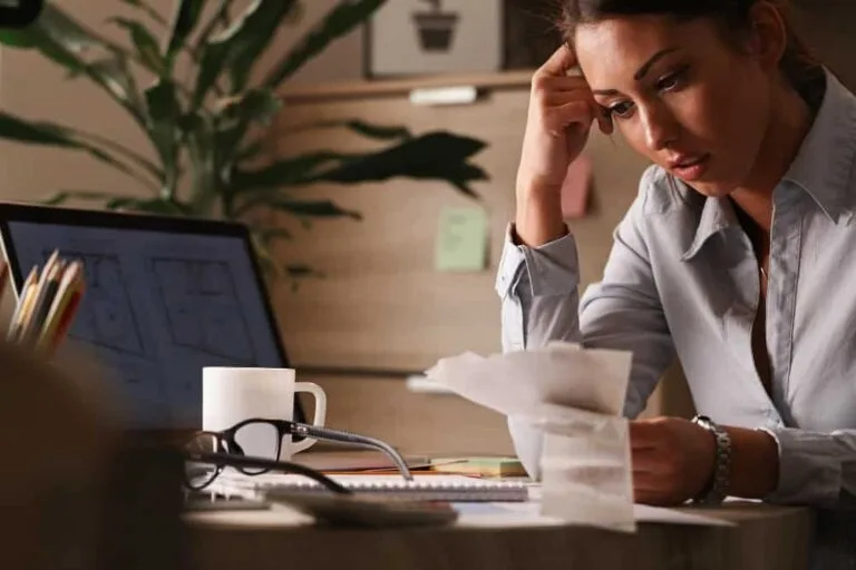 Une femme inquiète des dettes financières