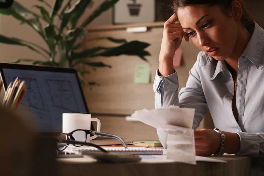 Une femme inquiète des dettes financières