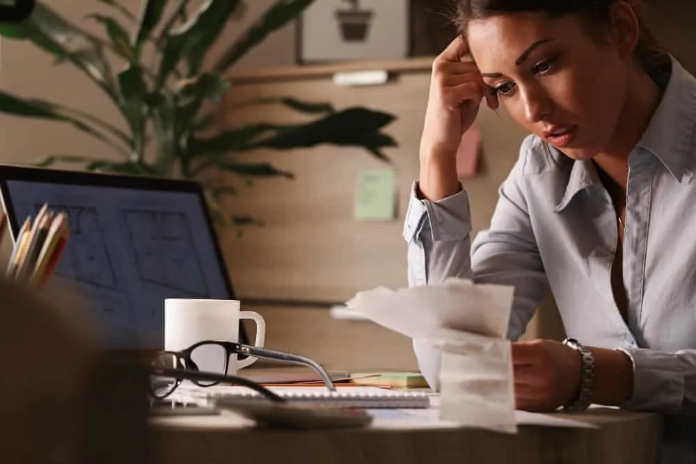 Une femme inquiète des dettes financières